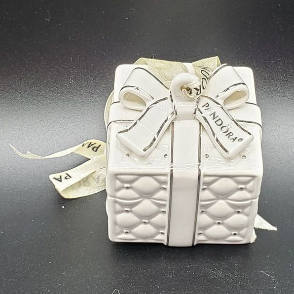 Pandora 2016 Porcelain White Silver Quilted Christmas Present Ornament - Picture 14 of 15